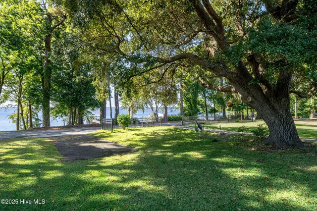 $849,900 | 212 Lakeshore Drive, Lake Waccamaw, NC 28450