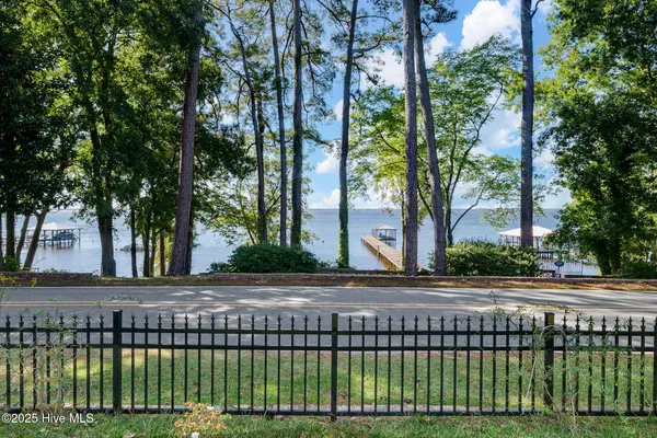 $849,900 | 212 Lakeshore Drive, Lake Waccamaw, NC 28450