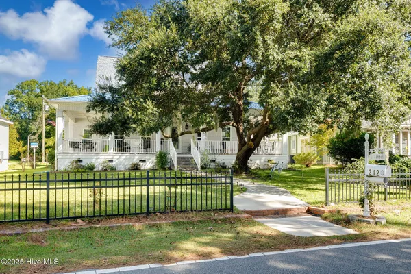 $849,900 | 212 Lakeshore Drive, Lake Waccamaw, NC 28450