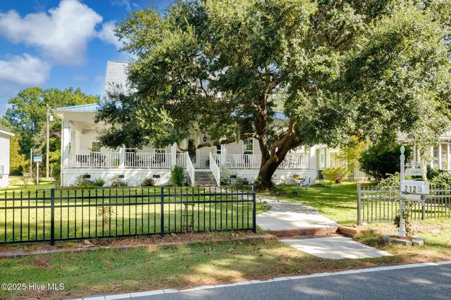 $849,900 | 212 Lakeshore Drive, Lake Waccamaw, NC 28450