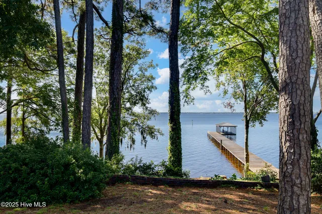 $849,900 | 212 Lakeshore Drive, Lake Waccamaw, NC 28450