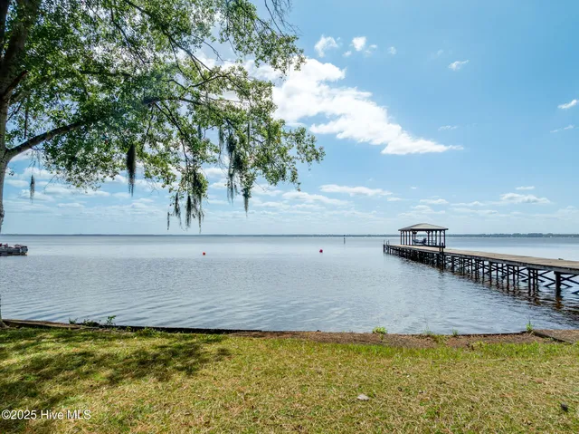 $849,900 | 212 Lakeshore Drive, Lake Waccamaw, NC 28450
