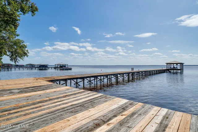 $849,900 | 212 Lakeshore Drive, Lake Waccamaw, NC 28450