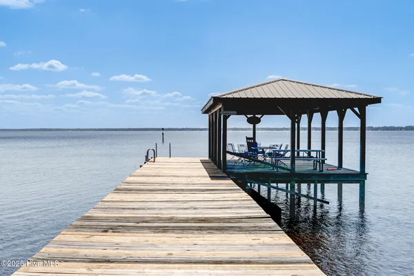$849,900 | 212 Lakeshore Drive, Lake Waccamaw, NC 28450