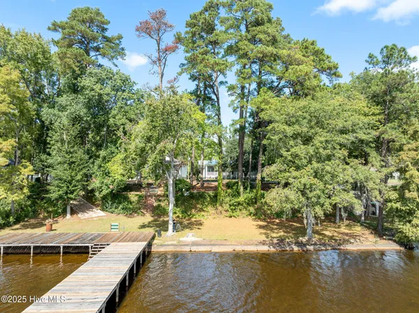 $849,900 | 212 Lakeshore Drive, Lake Waccamaw, NC 28450