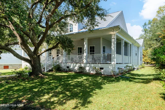 $849,900 | 212 Lakeshore Drive, Lake Waccamaw, NC 28450