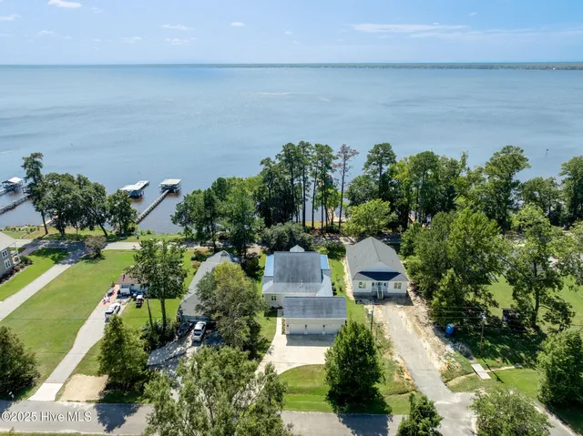 $849,900 | 212 Lakeshore Drive, Lake Waccamaw, NC 28450