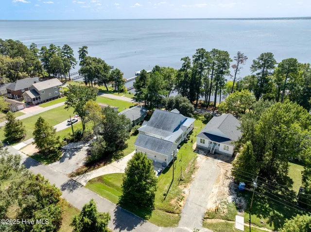 $849,900 | 212 Lakeshore Drive, Lake Waccamaw, NC 28450