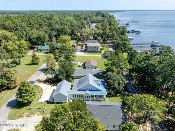 $849,900 | 212 Lakeshore Drive, Lake Waccamaw, NC 28450
