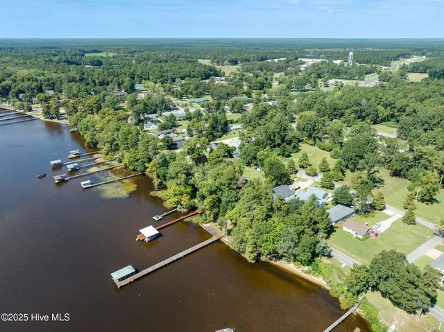 $849,900 | 212 Lakeshore Drive, Lake Waccamaw, NC 28450