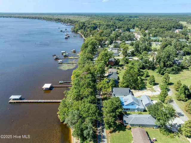 $849,900 | 212 Lakeshore Drive, Lake Waccamaw, NC 28450