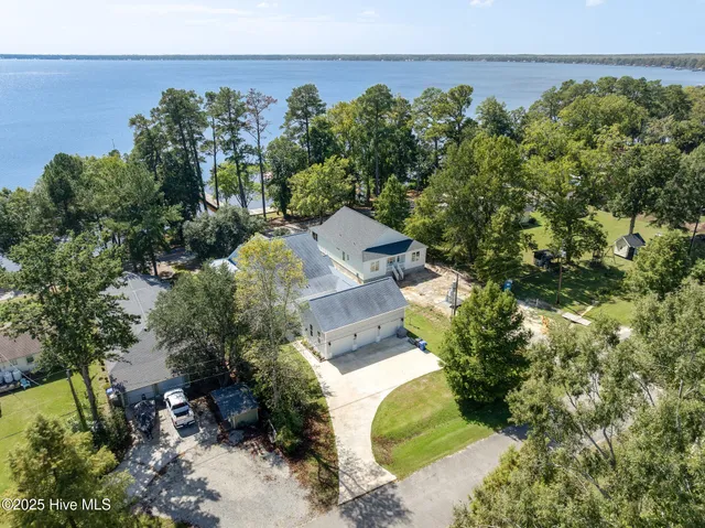 $849,900 | 212 Lakeshore Drive, Lake Waccamaw, NC 28450