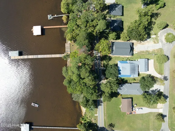 $849,900 | 212 Lakeshore Drive, Lake Waccamaw, NC 28450