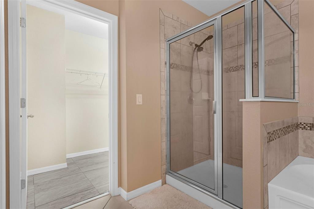 540 Vitoria Road Davenport, FL 33837 - Photo 14 of 21 a bathroom with a glass shower door