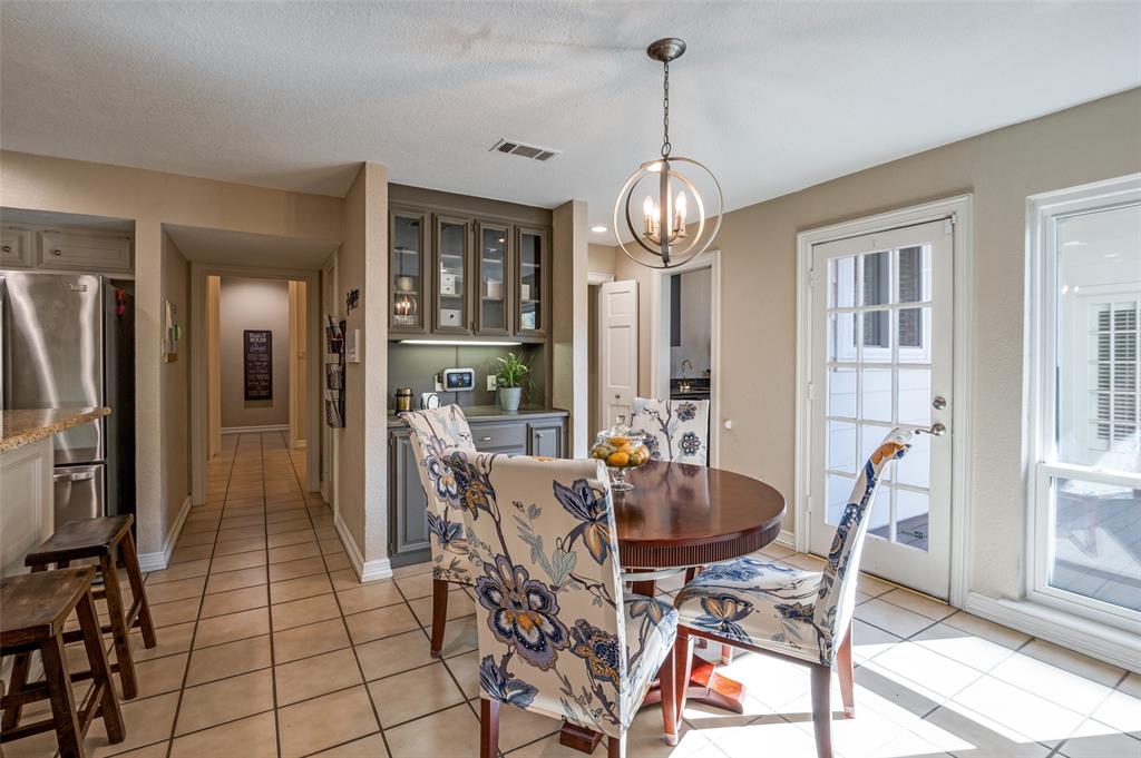 17819 Lost View Road Dallas, TX 75252 - Photo 14 of 39 Breakfast area exits to patio