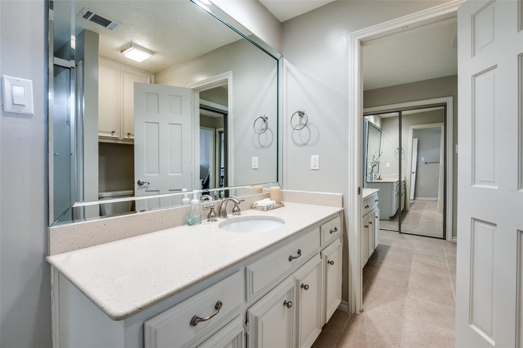 17819 Lost View Road Dallas, TX 75252 - Photo 30 of 39 Upstairs Guest Bathroom