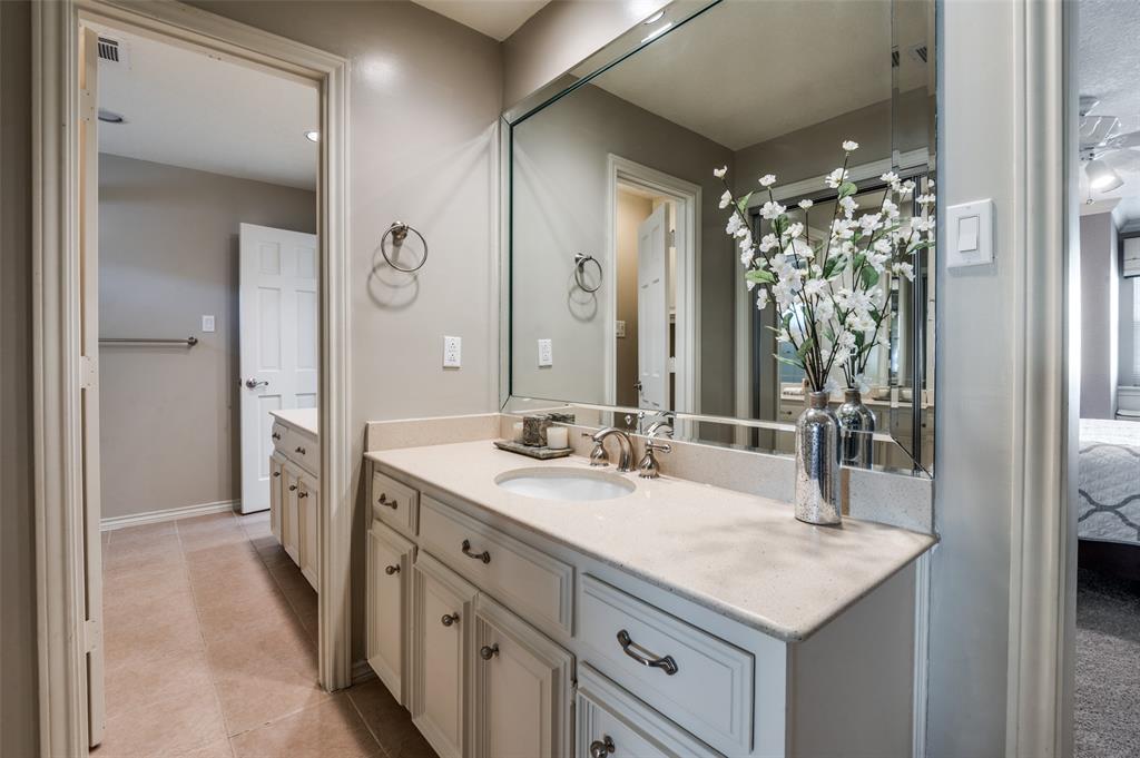 17819 Lost View Road Dallas, TX 75252 - Photo 31 of 39 Upstairs Guest Bathroom