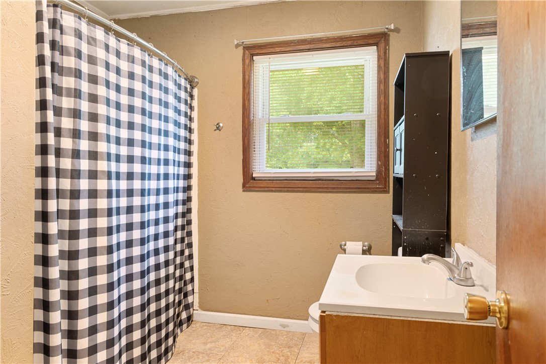 931 State Rd S-37-54 Seneca, SC 29678 - Photo 5 of 19 Full bath