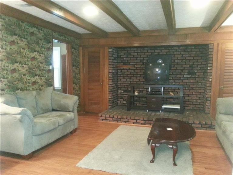 830 Crosshill Road Danville, KY 40422 - Photo 7 of 35 View of Family room from dining room