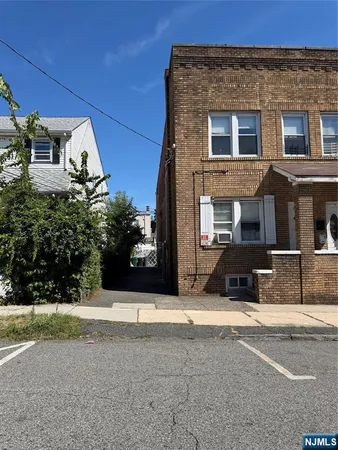 $1,600 | 135 Hoyt Street, Unit 2, Kearny, NJ 07032