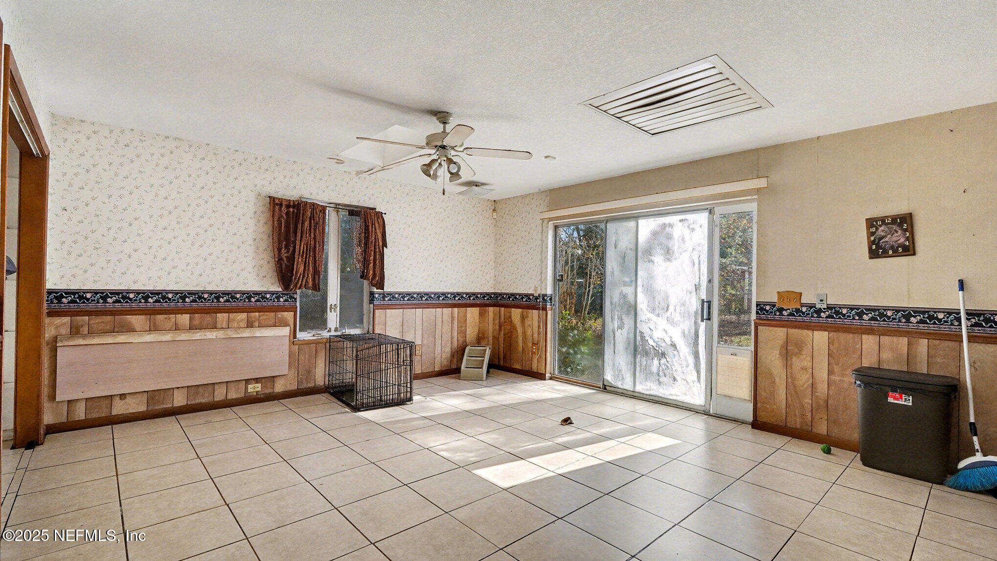 130 Lakeview Way Interlachen, FL 32148 - Photo 12 of 29 a spacious bedroom with a bed and a window