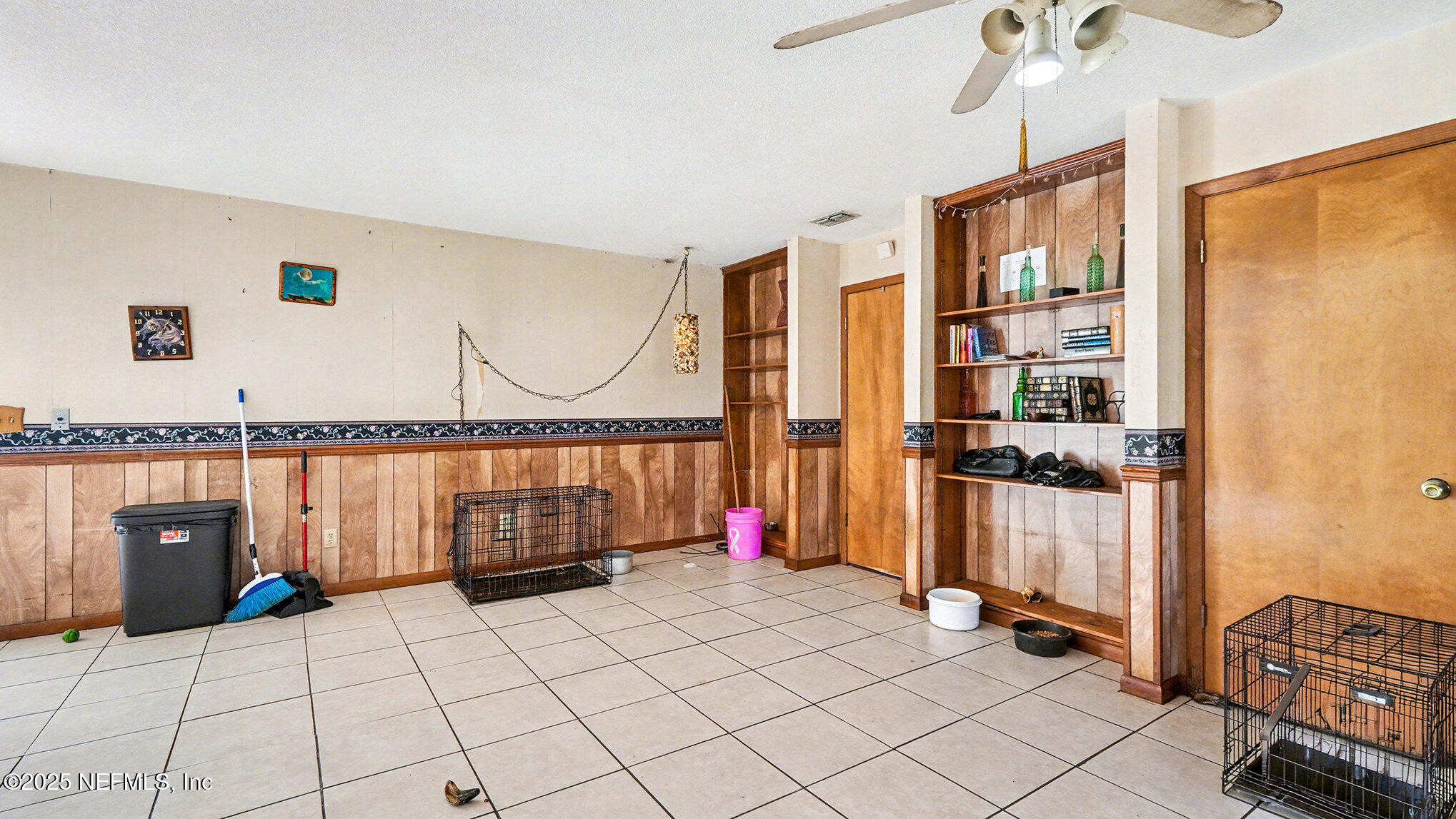 130 Lakeview Way Interlachen, FL 32148 - Photo 13 of 29 a living room with furniture