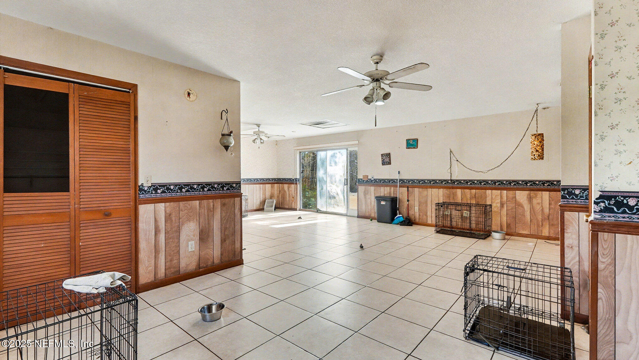 130 Lakeview Way Interlachen, FL 32148 - Photo 15 of 29 a living room with furniture