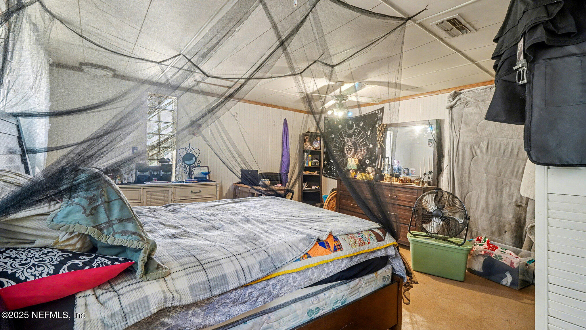 130 Lakeview Way Interlachen, FL 32148 - Photo 18 of 29 a bed room with a bed and a table