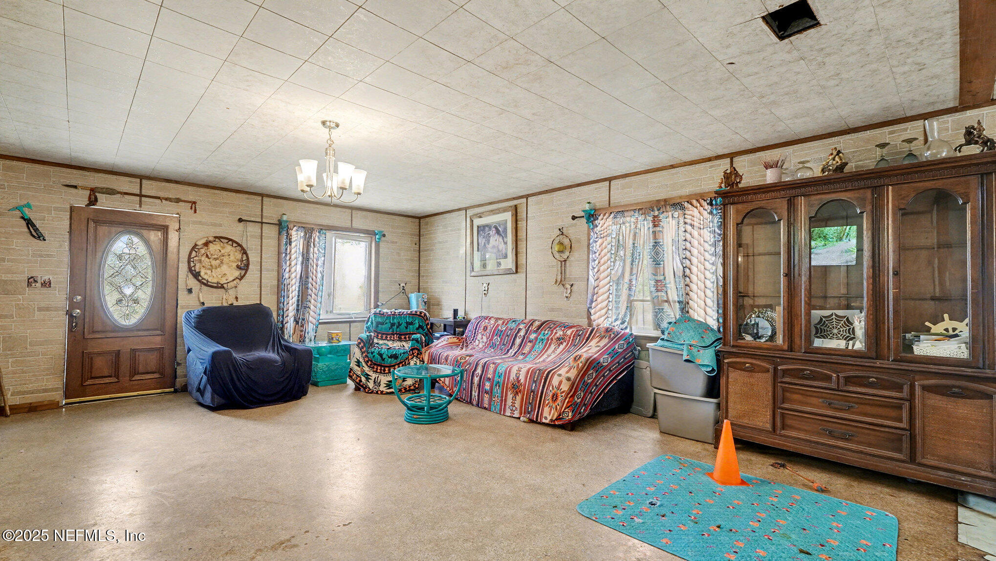 130 Lakeview Way Interlachen, FL 32148 - Photo 4 of 29 a living room with furniture and a window
