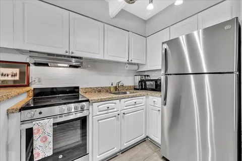 $220,000 | 2124 Northeast 5th Avenue, Unit 212, Wilton Manors, FL 33305