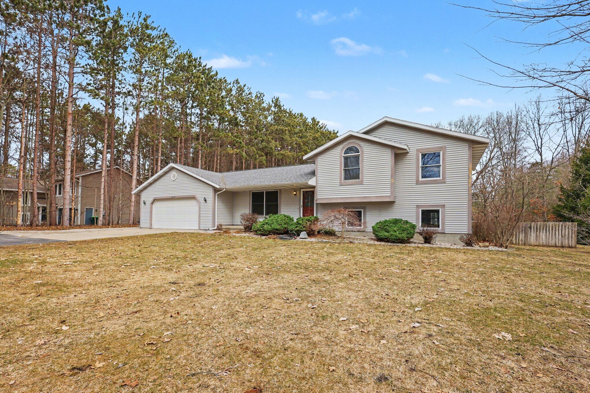 5314 West Lakewood Road Whitehall, MI 49461 - Photo 1 of 26 003_file_9350