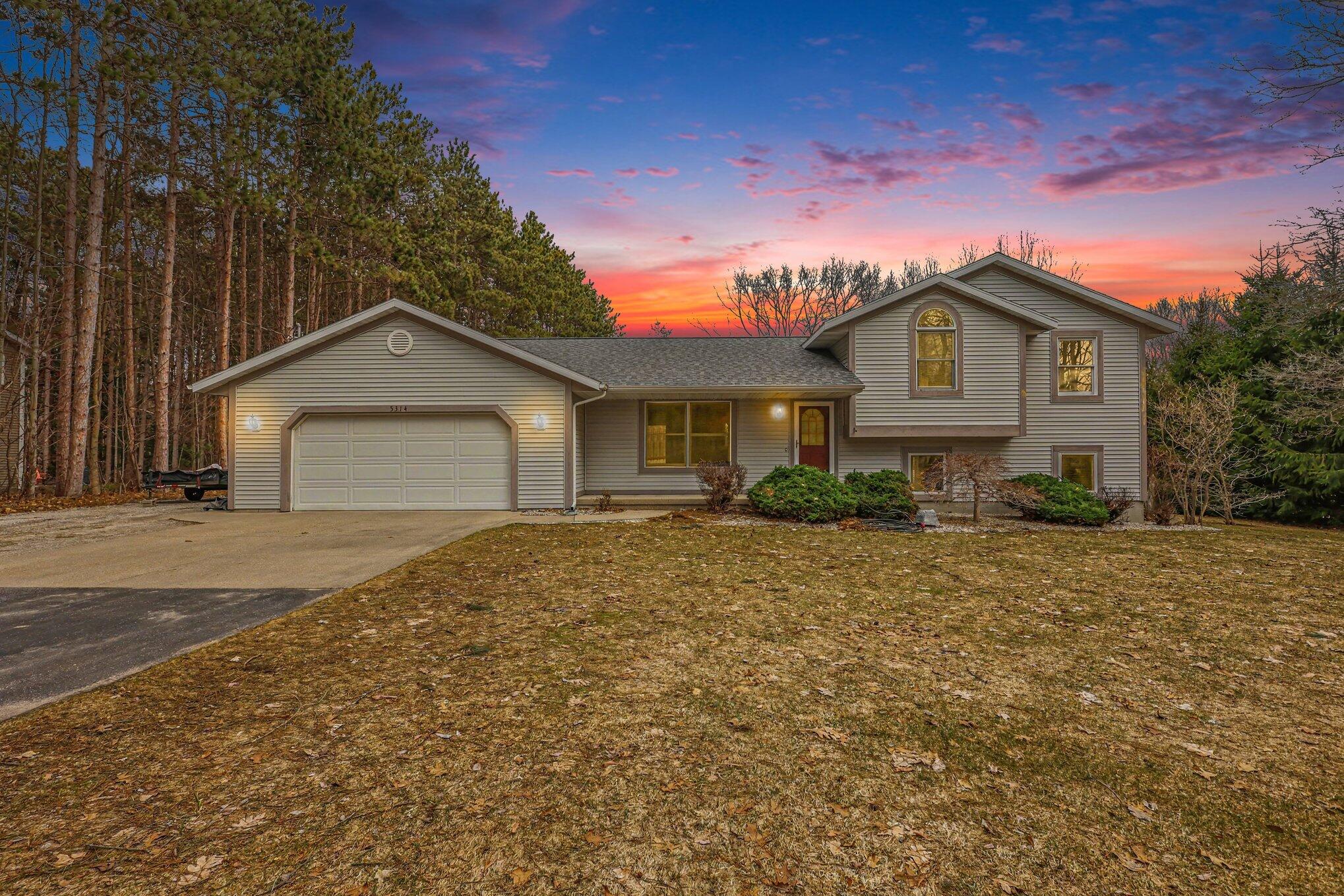 5314 West Lakewood Road Whitehall, MI 49461 - Photo 2 of 26 001_file_2962