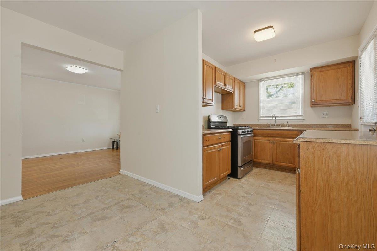 51 Hickory Road Port Washington, NY 11050 - Photo 5 of 16 Dining Area