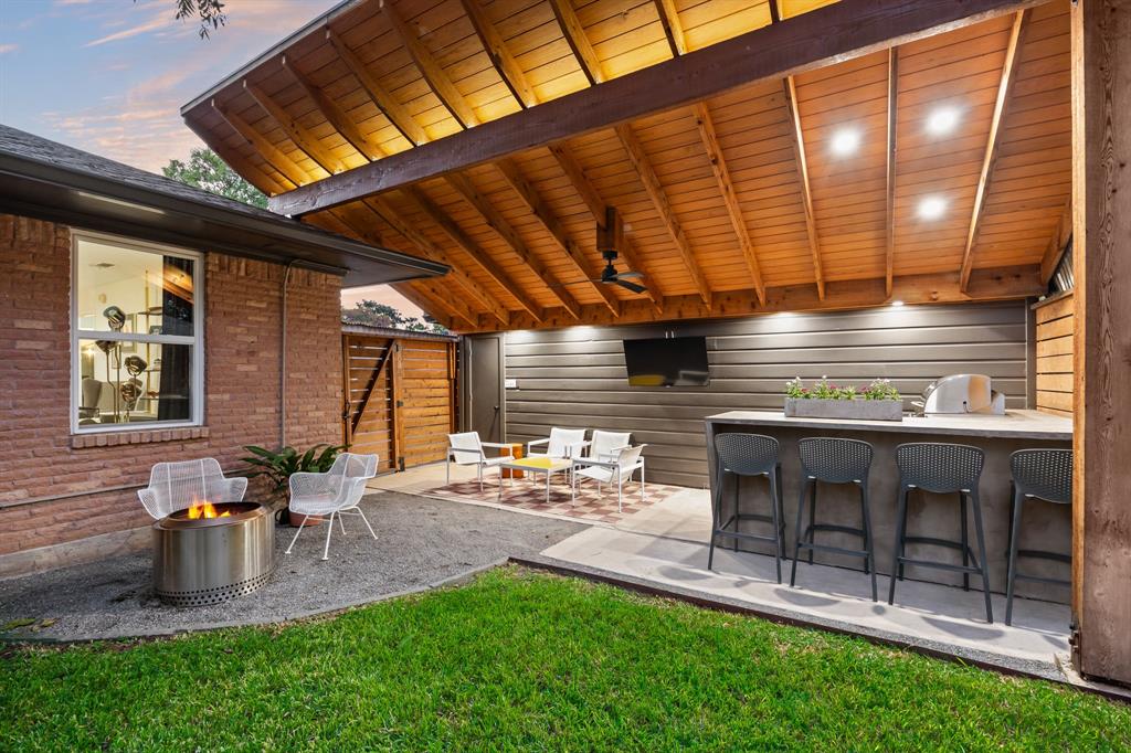 11718 Rogue Way Dallas, TX 75218 - Photo 29 of 35 a outdoor living space with furniture