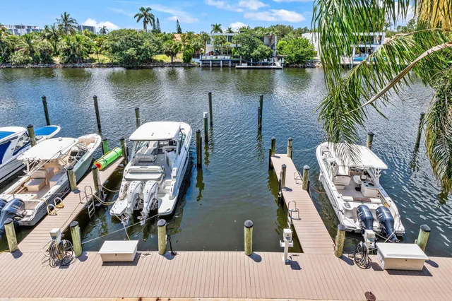 aerial view of a house with outdoor space and lake view