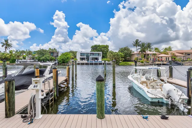 a park view with a bench sitting space