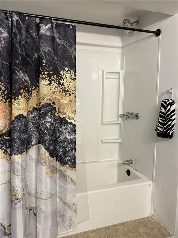 975 Ridgedale Drive Lawrenceville, GA 30043 - Photo 25 of 31 a bathroom with a bathtub