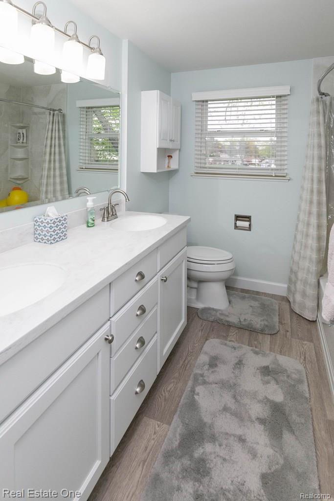 16472 Riverside Drive Livonia, MI 48154 - Photo 16 of 27 Main Bathroom.jpg
