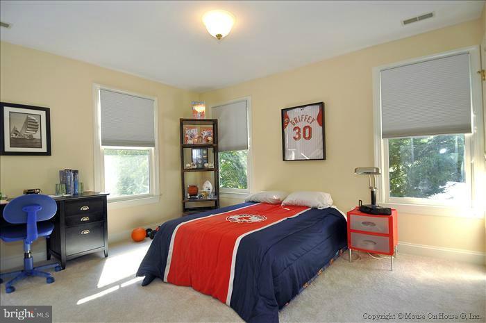 6201 Walhonding Road Bethesda, MD 20816 - Photo 3 of 27 Bedroom