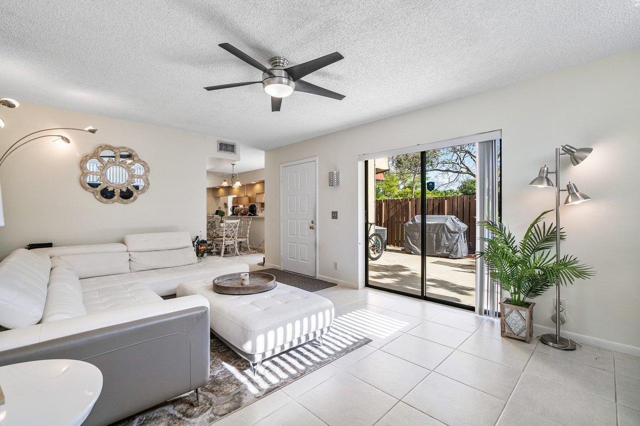 22946 Oxford Place, Unit B Boca Raton, FL 33433 - Photo 11 of 28 008-22946OxfordPlace-BocaRaton-FL-33433-