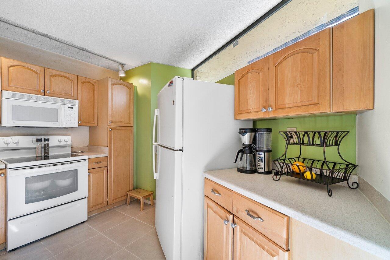 22946 Oxford Place, Unit B Boca Raton, FL 33433 - Photo 15 of 28 014-22946OxfordPlace-BocaRaton-FL-33433-