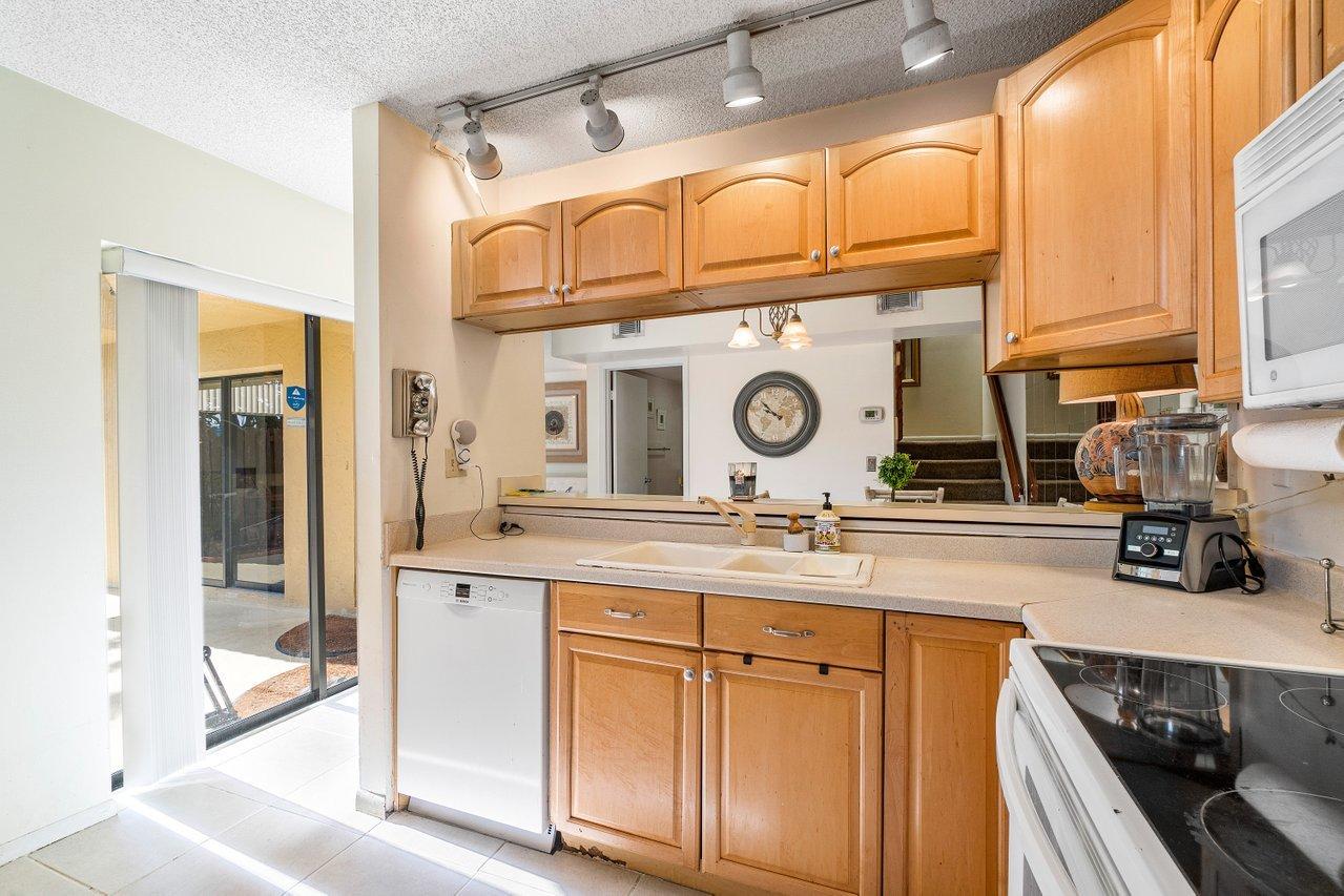 22946 Oxford Place, Unit B Boca Raton, FL 33433 - Photo 16 of 28 016-22946OxfordPlace-BocaRaton-FL-33433-