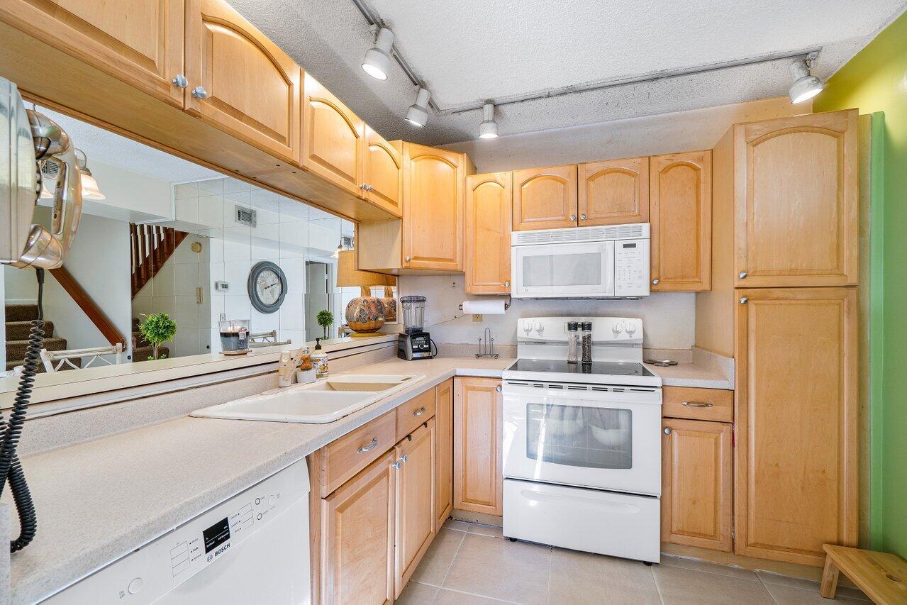 22946 Oxford Place, Unit B Boca Raton, FL 33433 - Photo 2 of 28 013-22946OxfordPlace-BocaRaton-FL-33433-