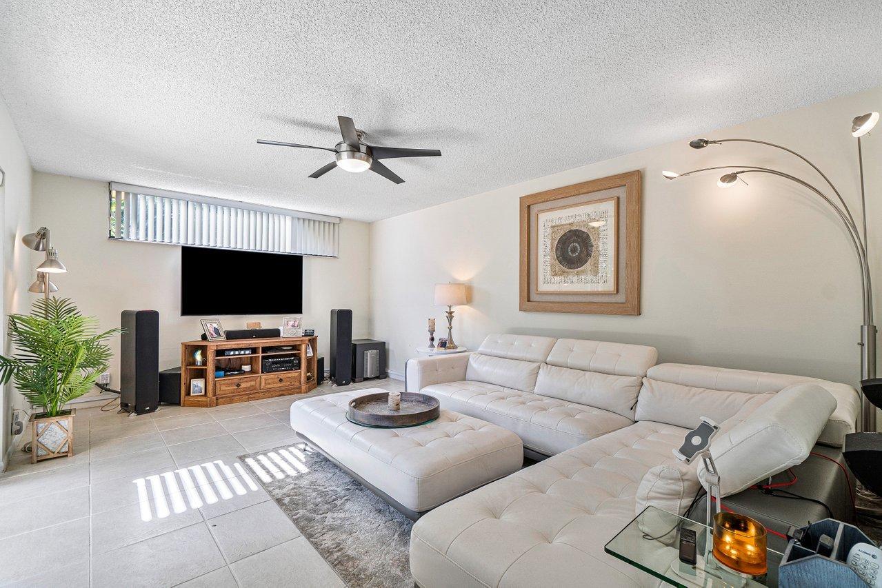 22946 Oxford Place, Unit B Boca Raton, FL 33433 - Photo 3 of 28 007-22946OxfordPlace-BocaRaton-FL-33433-