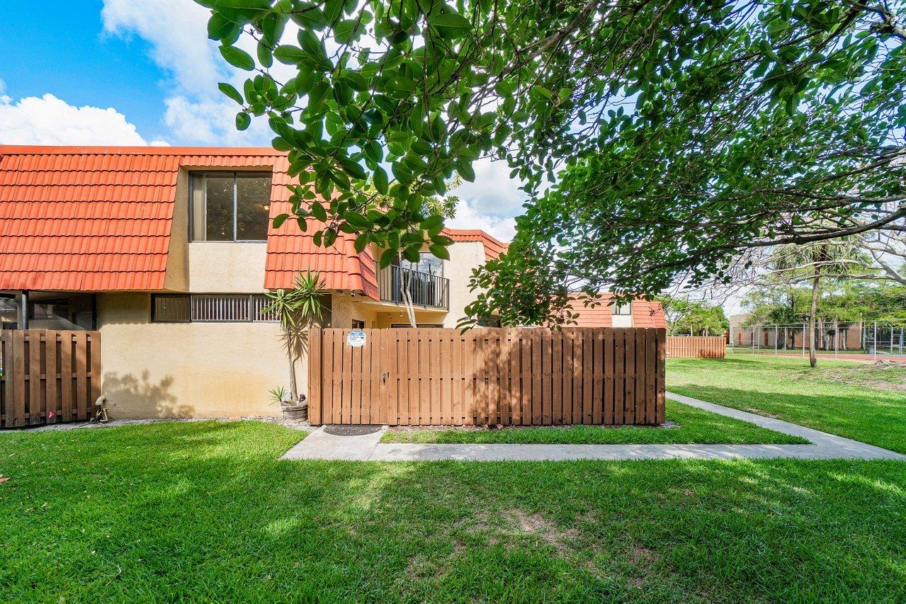 22946 Oxford Place, Unit B Boca Raton, FL 33433 - Photo 6 of 28 002-22946OxfordPlace-BocaRaton-FL-33433-