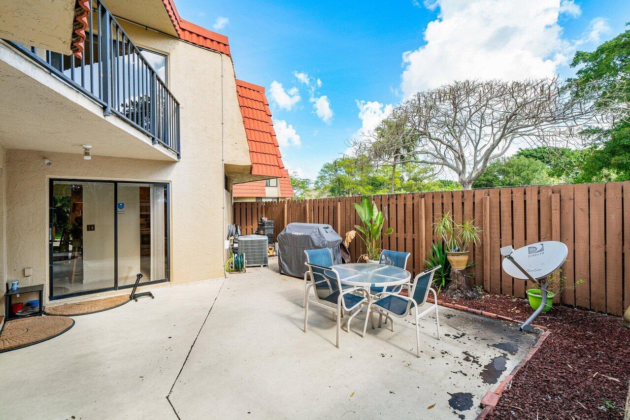22946 Oxford Place, Unit B Boca Raton, FL 33433 - Photo 8 of 28 004-22946OxfordPlace-BocaRaton-FL-33433-