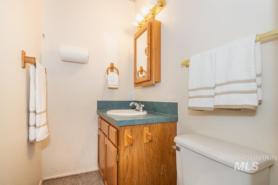 16517 Madison Road Nampa, ID 83687 - Photo 14 of 26 Bathroom with vanity and toilet