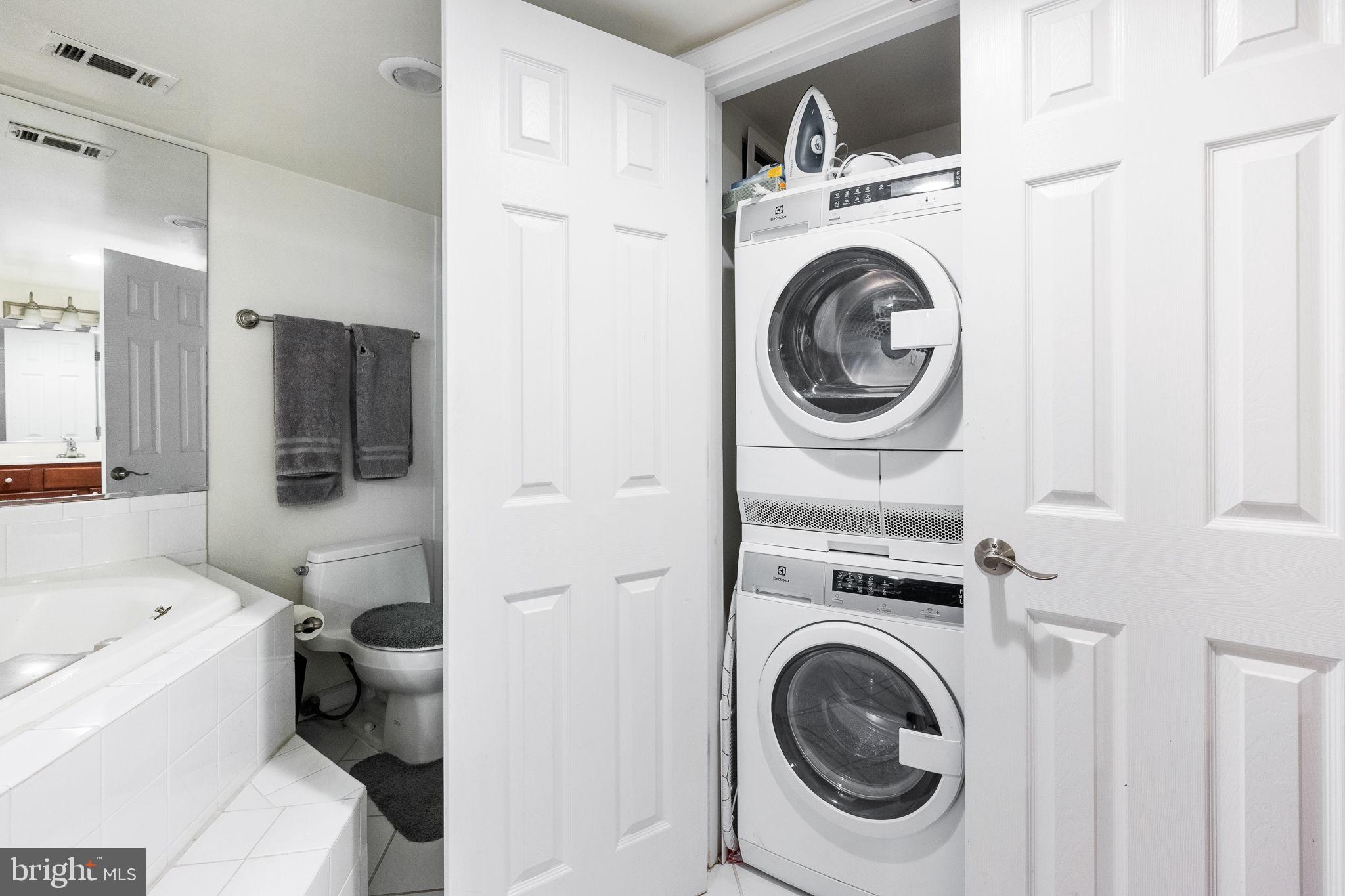 1515 South Arlington Ridge Road, Unit 303 Arlington, VA 22202 - Photo 25 of 34 a utility room with dryer and washer