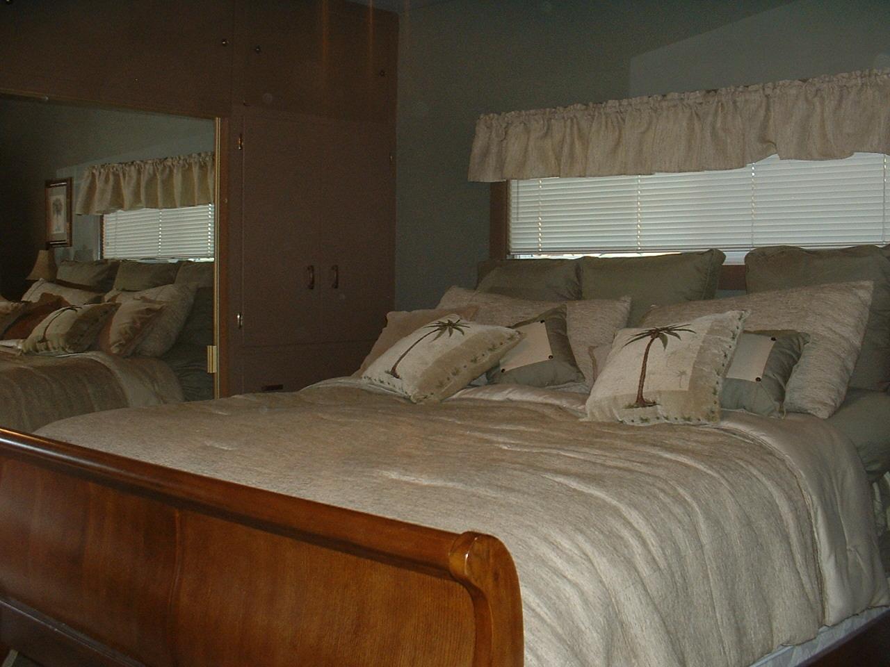 41 Knowles Road Outlook, WA 98938 - Photo 7 of 10 a bedroom with a bed and a night stand