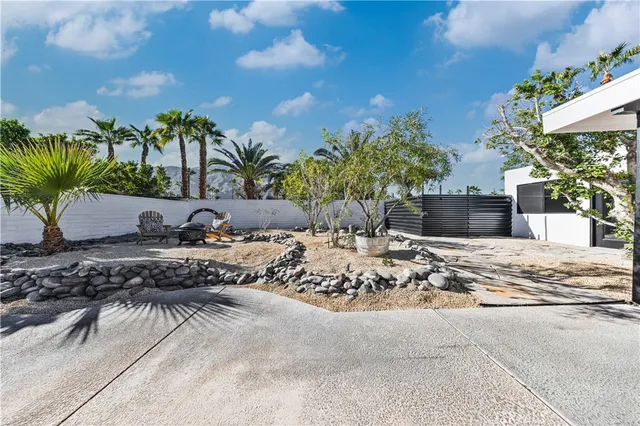 $1,128,000 | 1033 East Via Escuela, Palm Springs, CA 92262